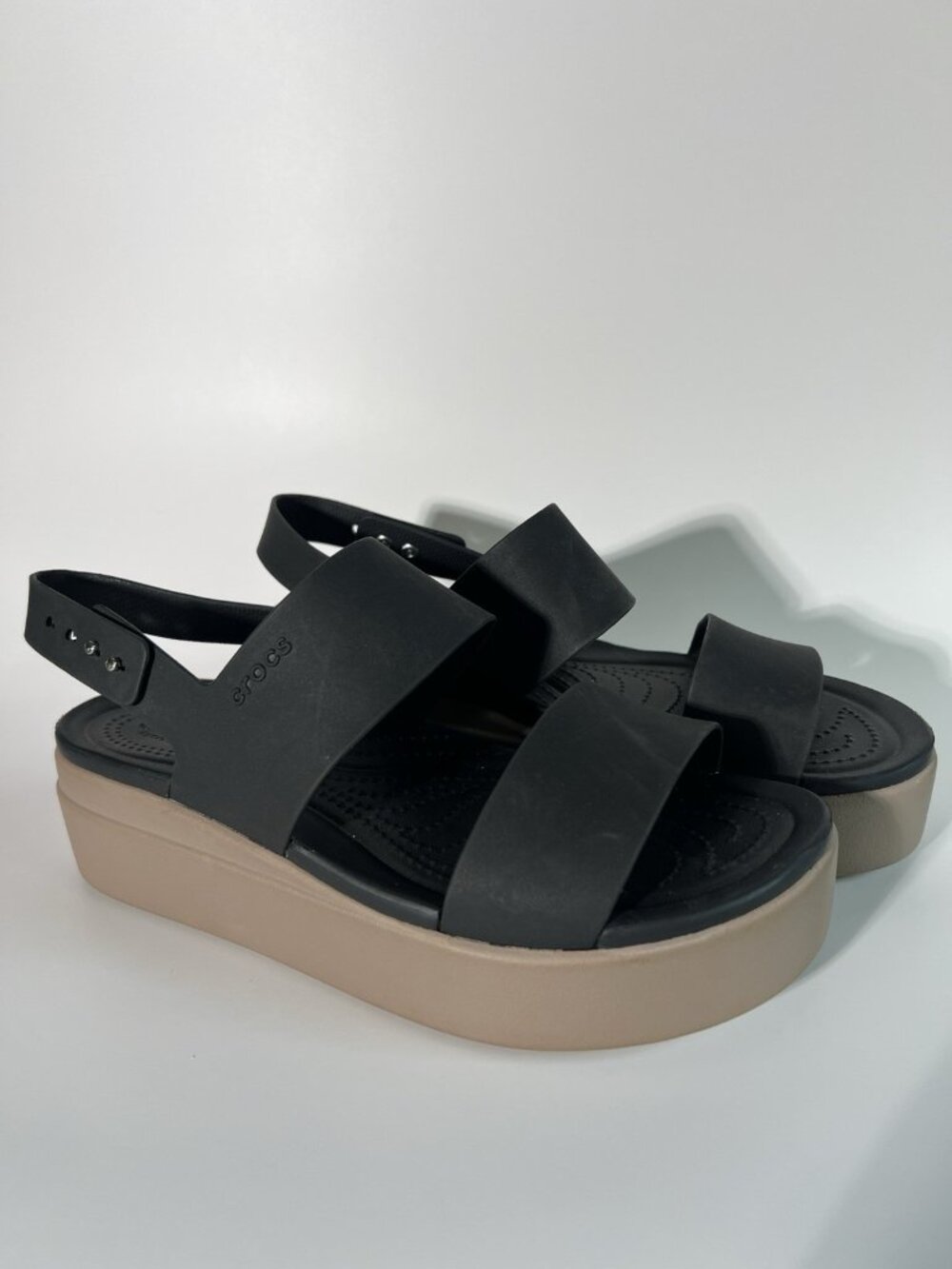 Women's Crocs LiteRide Brooklyn Low Wedge Platform Sandals Size 10 Black Beige - Picture 2 of 12